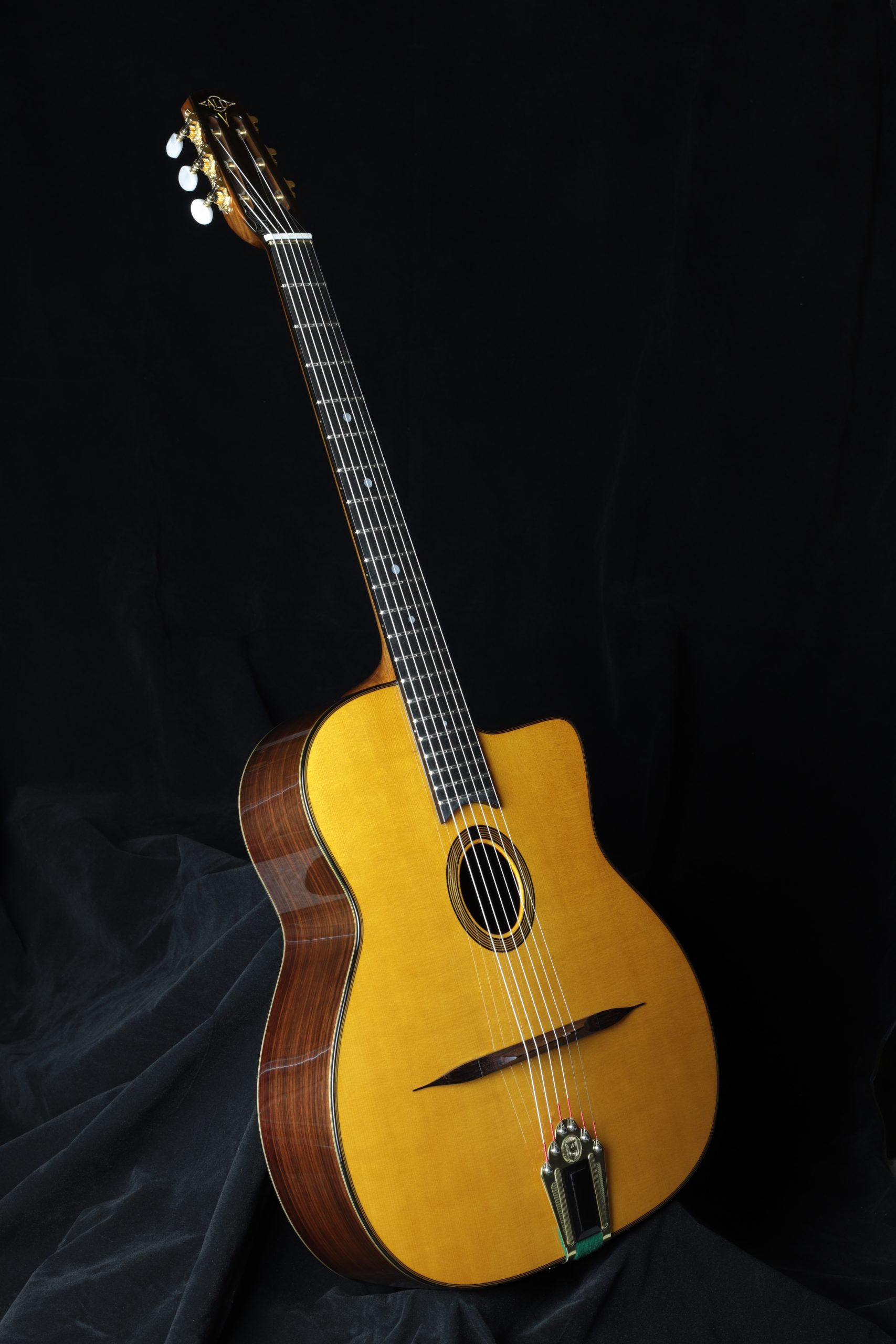 Guitare originale petite bouche