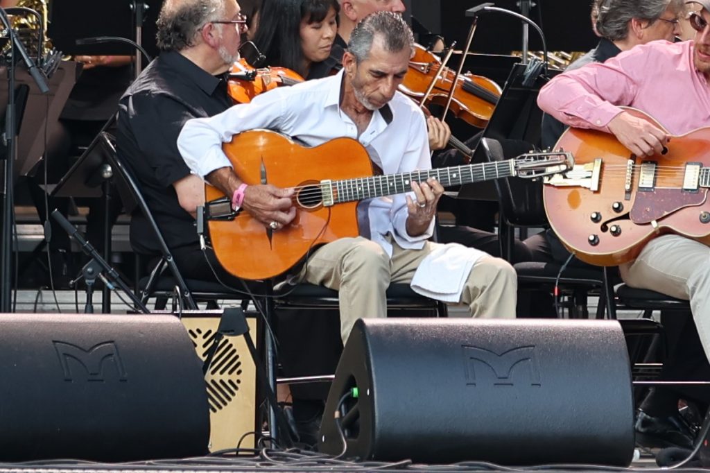 Angelo Debarre jouant sur sa guitare ALD et son ampli Nuance,  sur la scène du festival Django Reinhardt à Fontainebleau .